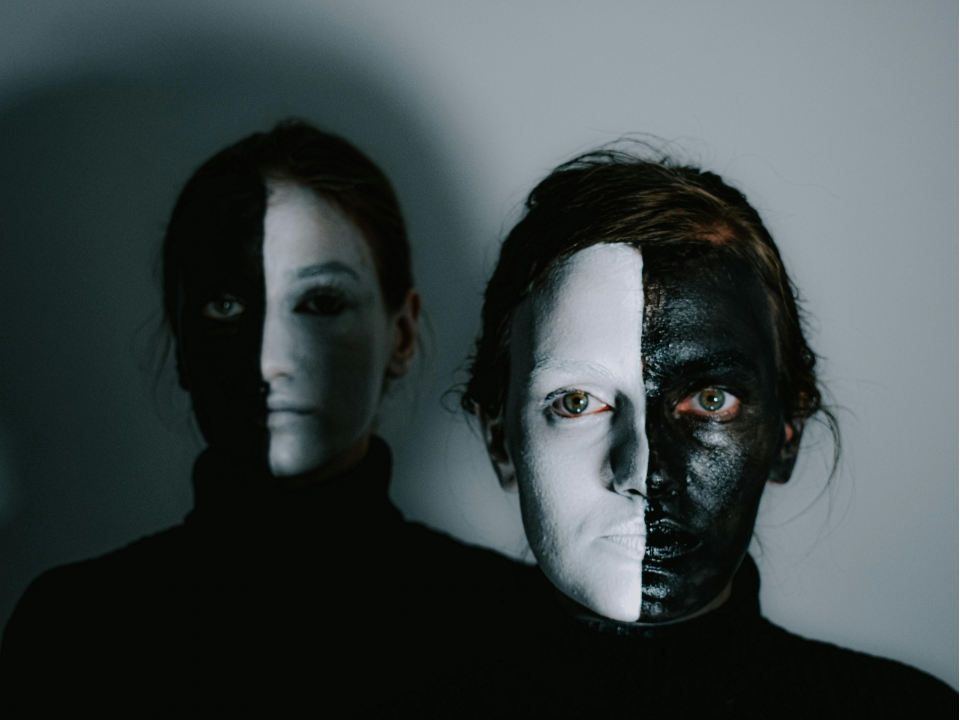 Membahas bagaimana perilaku abnormal yang terjadi dalam lingkungan masyarakat.